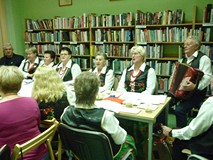 ludowy zespól śpiewa piosenki
