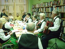 uczestnicy spotkania siedzą przy stole i rozmawiają
