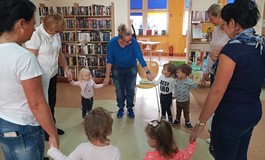 Koniec zajęć - pani Małgosia żegna maluchy