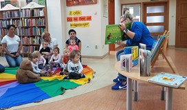 Pani Małgosia prezentuje książeczki dla maluchów z naszych zbiorów