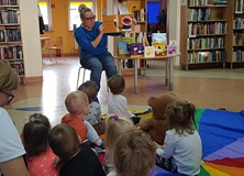 Pani Małgosia pokazuje książkę, w której wszyscy ziewają