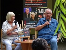 Magda Omilianowicz i Michał Fajbusiewicz w ogrodzie Filii nr 9 Koszalińskiej Biblioteki Publicznej