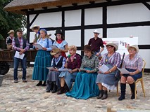 Przebrani za kowbojów uczestnicy czytają fragmenty noweli Sachem w czasie Narodowego Czytania w Kosz