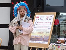 Przebrany za Indianina uczestnik czyta fragment noweli Sachem w czasie Narodowego Czytania w Koszali