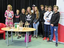 Joanna Jagiełło z młodzieża uczestniczącą w akcji Nastolatki w Bibliotece w Koszalinie