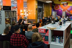 Hirek Wrona w mediatece Koszalińskiej Biblioteki Publicznej