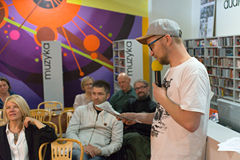 Od prawej: Mariusz Rodziewicz prowadzący 2. spotkanie z cyklu „Z archiwum koszalińskiego rocka” pośw