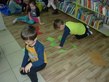 Dzieci z Przedszkola Kamyczek układają puzzle