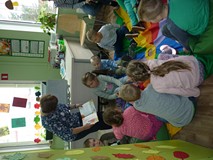Dzieci z Przedszkola nr 11 słuchają, o czym opowiada bibliotekarka
