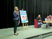 Z-ca KBP, Beata Sawa-Jovanoska wita publiczność, dalej widać plakat promujący spotkanie, Roberta Mak