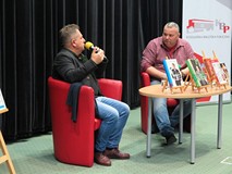 Od lewej: Robert Makłowicz, Piotr Pawłowski, między nimi owalny stolik z książkami.