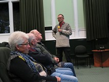Prof. Nowiak podczas wykładu