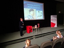 Małgorzata Zychowicz podczas wykładu na temat zycia i twórczości Stanisława Wyspiańskiego. W tle wid