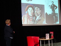Małgorzata Zychowicz podczas wykładu na temat zycia i twórczości Stanisława Wyspiańskiego. W tle wid