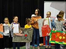 Pozostali uczestnicy konkursu prezentują swoje prace i dyplomy.