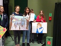 Pozostali uczestnicy konkursu prezentują swoje prace i dyplomy.