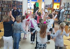 Sprawdzamy czujność przedszkolaków w zabawie HOP HOP STOP