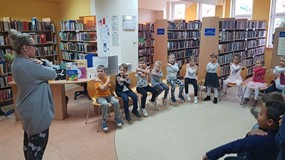 Pani Małgosia zabiera grupę w podróż samolotem