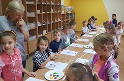 Rozpoczynamy część plastyczną spotkania - powstaną piękne, jesienne drzewka