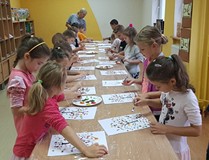 Rozpoczynamy część plastyczną spotkania - powstaną piękne, jesienne drzewka