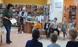 Pani Wiola prezentuje książeczki z naszych zbiorów