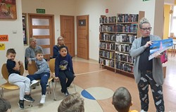Pani Małgosia prezentuje książeczki z naszych zbiorów