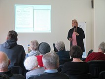 Dr hab. Agnieszka Borysowska podczas wykładu „Pomorskie druki pogrzebowe XVII w. – zapomniana tradyc