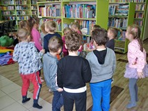 Dzieci stoją w kółku i grają w 