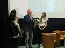 Przedstawiciel Fundacji Make a Change odbiera podziękowania i kwiaty z rąk młodzieży (widoczne czter