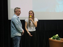 Kolejny przedstawiciel Fundacji Make a Change wraz z prowadzącą spotkanie.