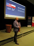Prof. n. dr hab. Krzysztof Wasilewski. W tle widać slajd 100 lat razem!