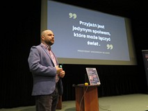 Prof. n. dr hab. Krzysztof Wasilewski. W tle widać slajd 