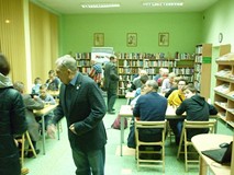 na zdjęciu szachiści grają w szachy