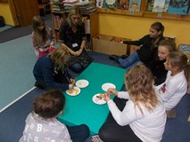 dzieci uczą się jeść pałeczkami