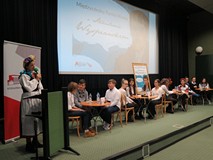 Uczestnicy w nerwach oczekują pierwszych pytań