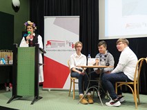 Prowadząca przybliża zasady przebiegu Turnieju