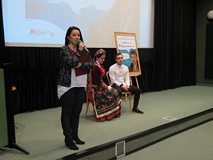 Ewa Czapik-Kowalewska komentuje odegrane przez aktorów scenki