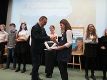 Dyrektor wręcza nagrody