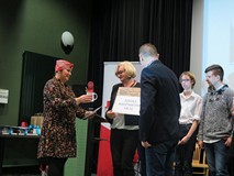 Dyrektor wręcza nagrody