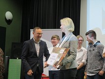 Dyrektor wręcza nagrody