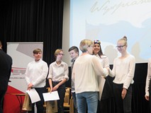 Pani Arleta Rogalska gratuluje swojej drużynie