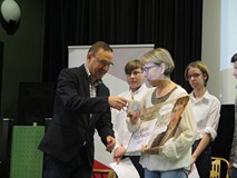 Dyrektor wręcza nagrody