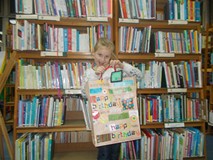 Dziewczynka dostaje nagrodę w quzie o Święcie Pluszowego Misia