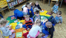 Oglądamy książeczki :-)