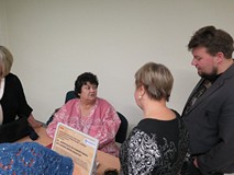 Pani Barbara Li-Przywara otoczona przez uczestników spotkania.
