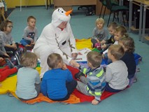 Bałwan Olaf wita się z dziećmi