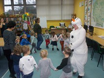 Dzieci i ich panie tańczą z bałwanem Olafem