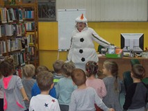 Dzieci tańczą przed bałwanem Olafem