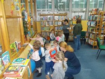 Dzieci oglądają książeczki