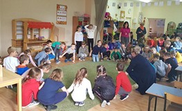 Żegnamy się z dziećmi wesołą rakietą